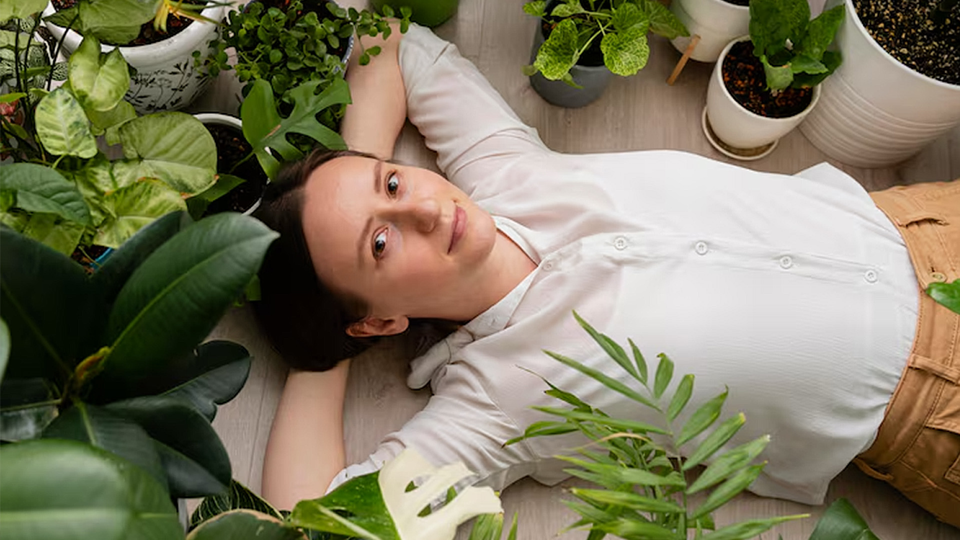 femme entourée par des plantes